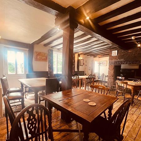 Cosy And Eco-Friendly Cabins Next To 16Th Century Pub นิวมาร์เก็ต ภายนอก รูปภาพ