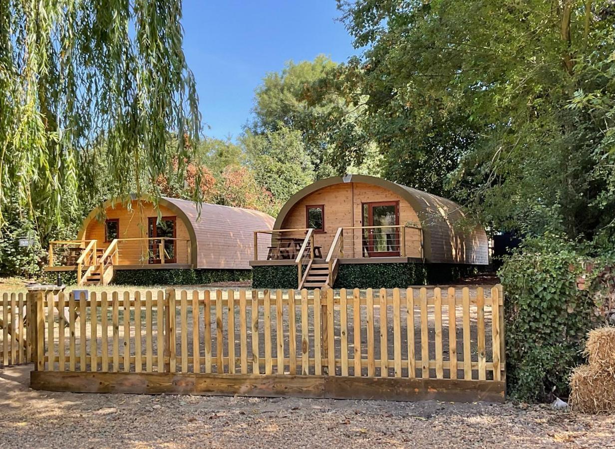 Cosy And Eco-Friendly Cabins Next To 16Th Century Pub นิวมาร์เก็ต ภายนอก รูปภาพ