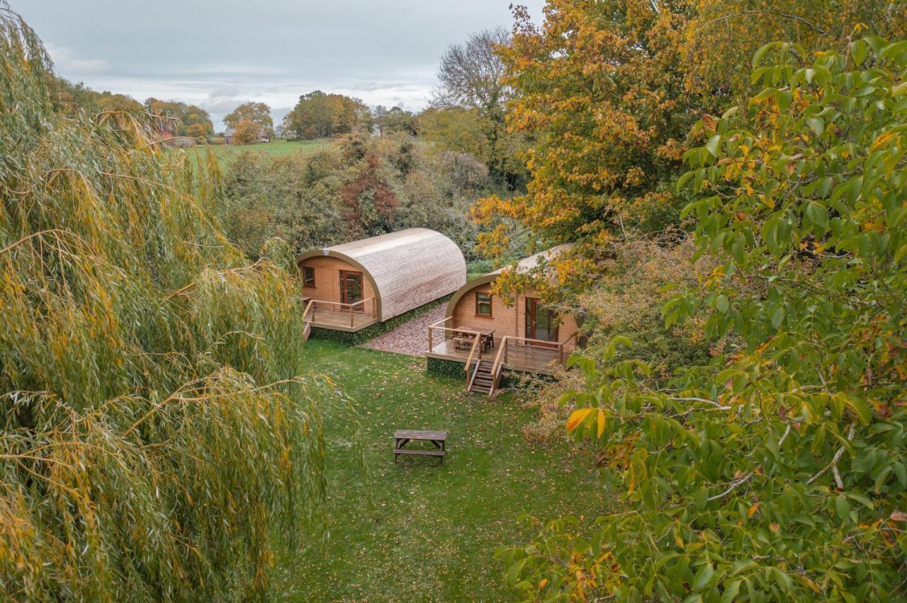 Cosy And Eco-Friendly Cabins Next To 16Th Century Pub นิวมาร์เก็ต ภายนอก รูปภาพ