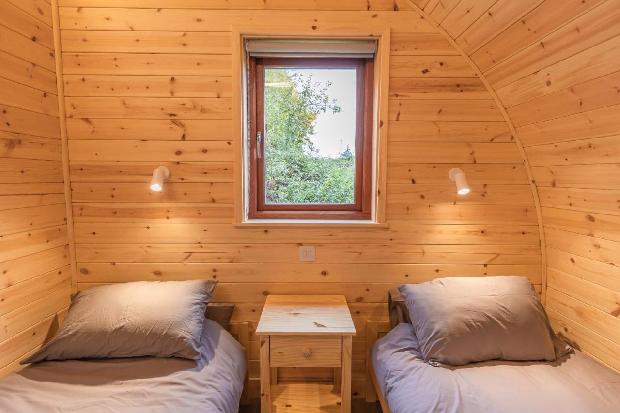 Cosy And Eco-Friendly Cabins Next To 16Th Century Pub นิวมาร์เก็ต ภายนอก รูปภาพ