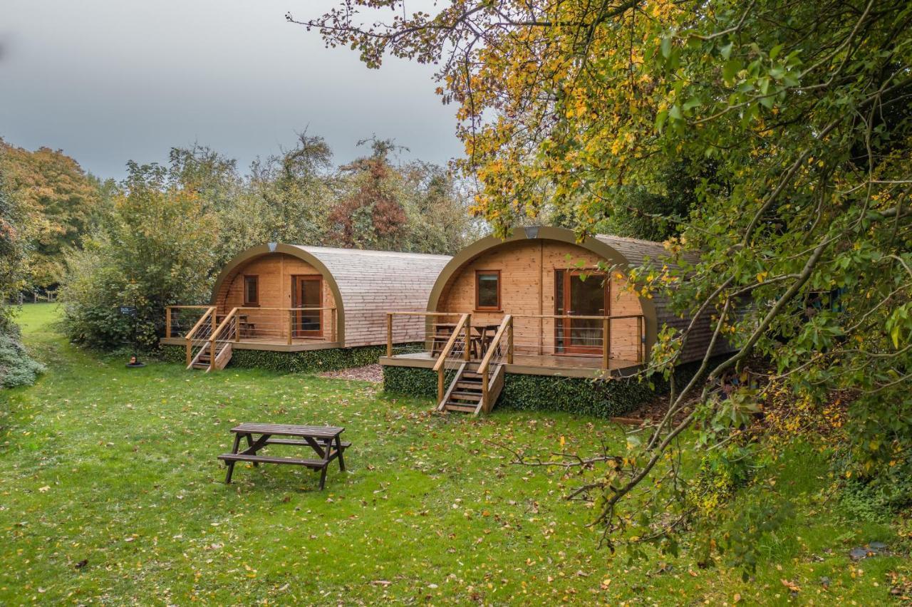 Cosy And Eco-Friendly Cabins Next To 16Th Century Pub นิวมาร์เก็ต ภายนอก รูปภาพ